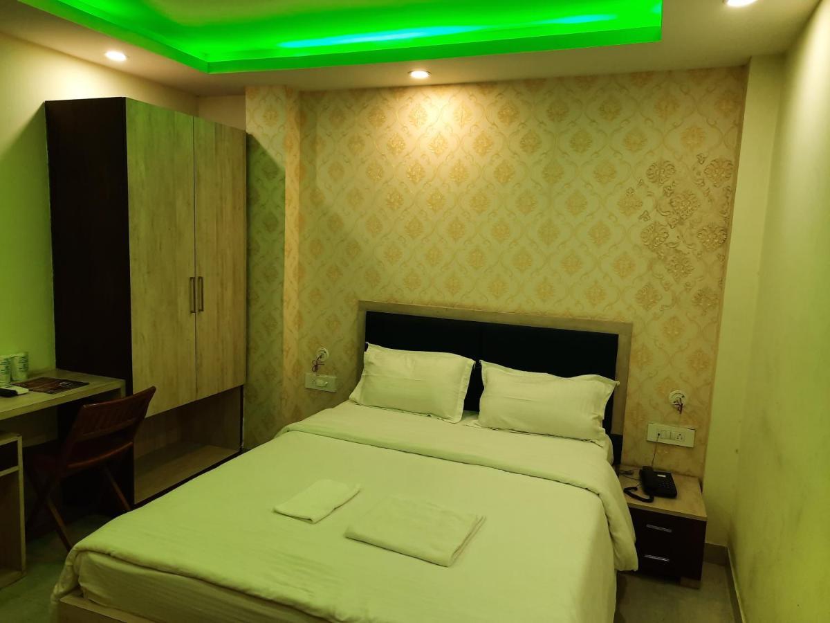 Hotel Delight Deluxe Pipra Dewās Exterior photo